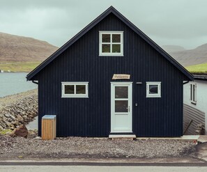 Property entrance - Dahlastova | Stunning Boathouse | Bay View | 3Br (Hvalvík)