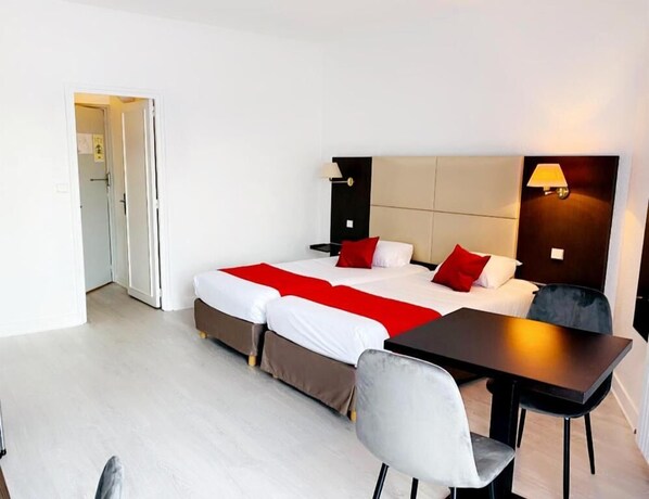 Työpöytä, silitysrauta/-lauta, ilmainen Wi-Fi, vuodevaatteet