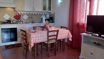 Kühlschrank, Ofen, Geschirrspüler, Wasserkocher mit Kaffee-/Teezubehör