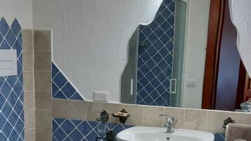 Douche, sèche-cheveux, bidet, serviettes fournies