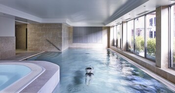 Una piscina cubierta