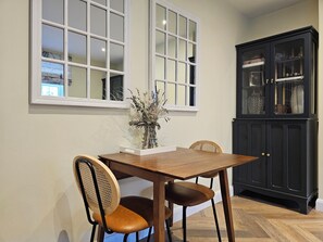 Apartment | Dining - Spacious & Renovated 1-bed Garden Flat in London (London)