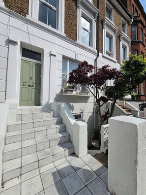 Apartment | Property grounds - Spacious & Renovated 1-bed Garden Flat in London (London)