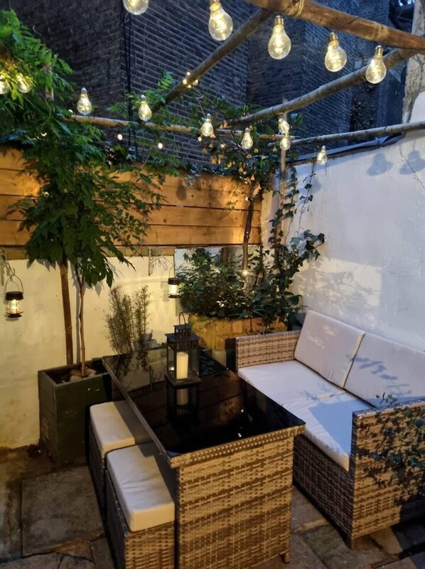 Property grounds - Spacious & Renovated 1-bed Garden Flat in London (London)
