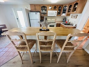 Microondas, cafetera y tetera, tostadora y utensilios de cocina 