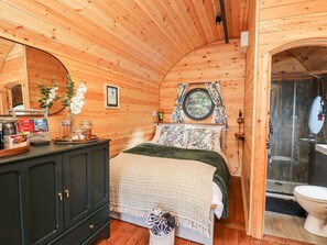 1 bedroom, individually decorated, individually furnished, free WiFi - The Kites Nest (Tregaron)