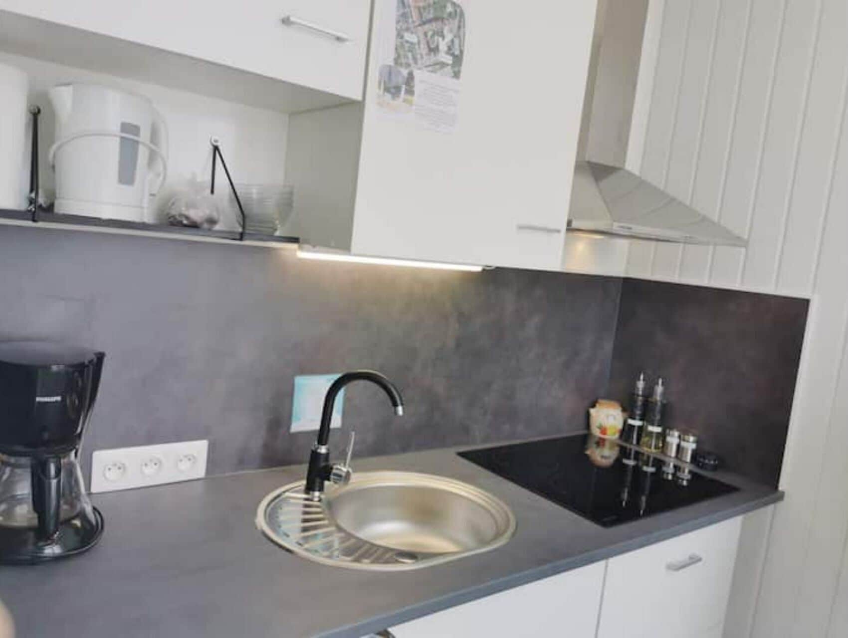 Frigorífico, microondas, horno y placa de cocina