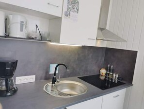 Refrigerador, microondas, horno, placa de cocina