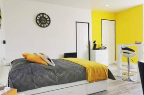 1 slaapkamer, een strijkplank/strijkijzer, reisbedje, wifi