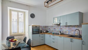 Fridge, microwave, oven, stovetop - Domus Alberico 11 (Vaticano) (Roma)