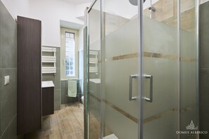 Dusche, Haartrockner, Bidet, Handtücher