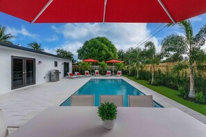 Utomhuspool och uppvärmd pool