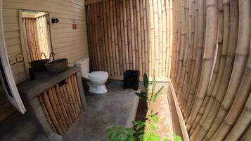 Signature Cottage | Bathroom | Shower, rainfall showerhead, free toiletries, hair dryer