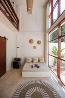 Villa Panoramique, non-fumeurs, vue piscine | Coin séjour | TV connectée