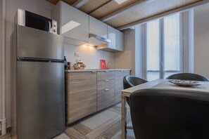 Jääkaappi, mikroaaltouuni, kahvin-/teenkeitin, vedenkeitin