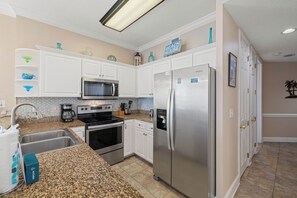 Køleskab, mikrobølgeovn, ovn, kogeplade