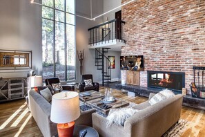 Fernseher, Kamin, Tischfußball