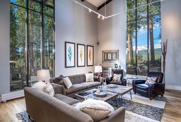 Fernseher, Kamin, Tischfußball