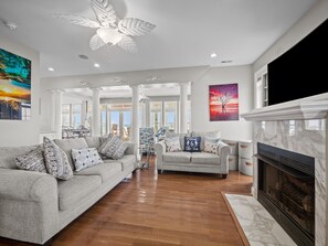 智能电视、桌上足球