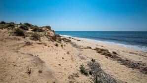 A sandy beach with sparse vegetation and a clear blue sky. - 3490 Villetta Boschetto by Barbarhouse (Maruggio)