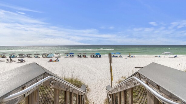 A beach with a wooden deck leading to the sand, umbrellas, and lounge chairs. - Private home across from the beach.  4 bed 3.5 bath sleeps 12 (Navarre)