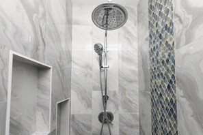 Jabón y papel de baño 