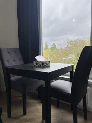 City Apartment, Queen Bed with Sofa bed, Lakeside, apartment 4 | Essbereich im Zimmer