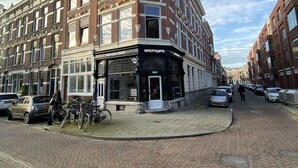 A corner building with a boutique hotel and a restaurant. - Rotterdam Inn (Rotterdam)