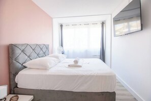 3 habitaciones, tabla de planchar con plancha, wifi y ropa de cama