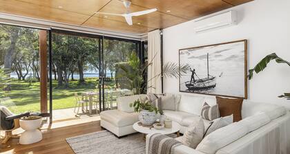 The Boathouse on the Beach - Contemporary Waterfront Holiday Home