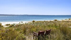 På stranden