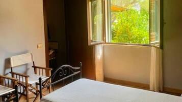 2 camere, una scrivania, ferro/asse da stiro