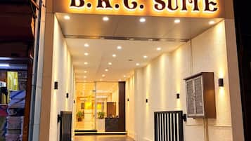 La entrada a un hotel con un cartel que dice 'HOTEL B.K.G. SUITE'.