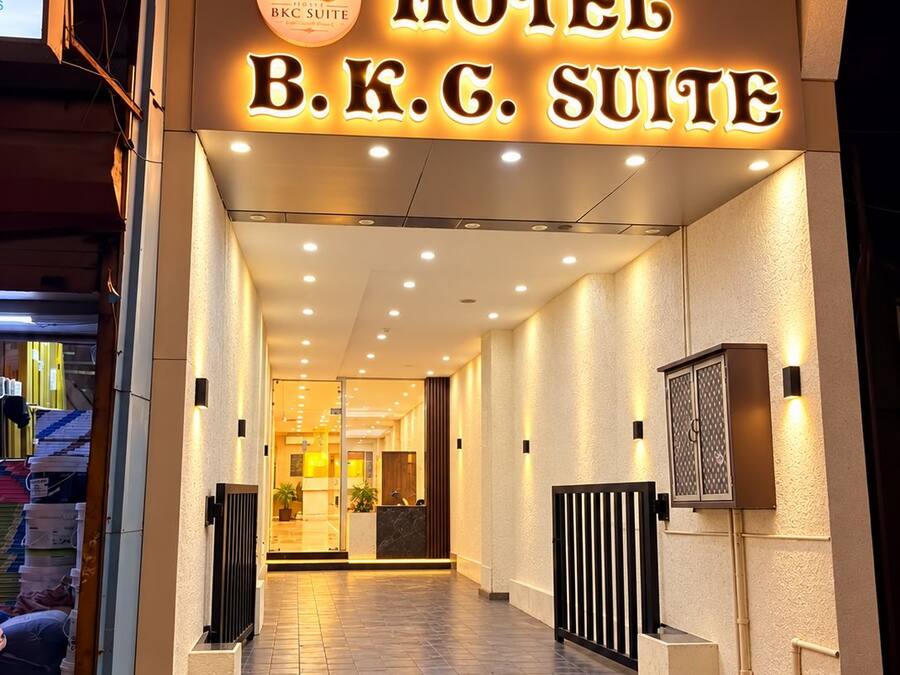 La entrada a un hotel con un cartel que dice 'HOTEL B.K.G. SUITE'.