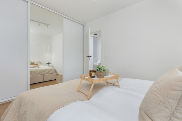 1 Schlafzimmer, kostenlose Babybetten, Bettwäsche