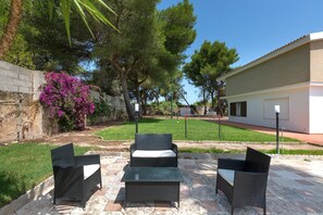 Villa | Utsikt mot gårdsplass