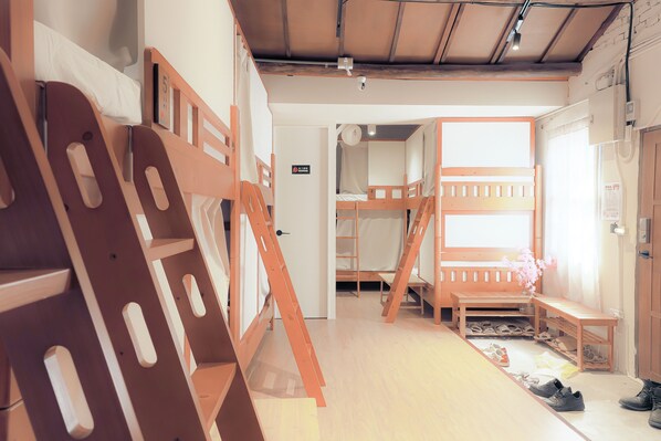 Dormitori compartit Comfort, dormitori mixt, pati, vistes al jardí | Decoració individual i mobiliari individual