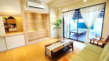 Individually decorated, individually furnished, laptop workspace