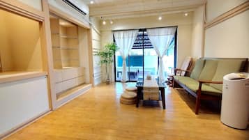 Individually decorated, individually furnished, laptop workspace