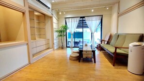 Individually decorated, individually furnished, laptop workspace - Oldplace98 Holel (Kaohsiung)