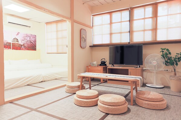 Family Quadruple Room | Individually decorated, individually furnished, laptop workspace - Oldplace98 Holel (Kaohsiung)