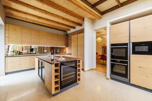 Villa | Privékeuken | Een koelkast met diepvriezer, een microgolfoven, een oven, een kookplaat