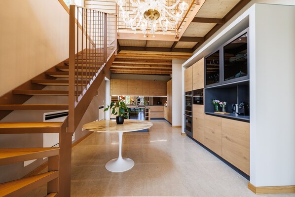 Villa | Privékeuken | Een koelkast met diepvriezer, een microgolfoven, een oven, een kookplaat