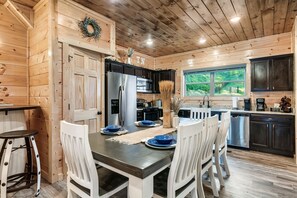 Kylskåp, mikrovågsugn, ugn och spishäll