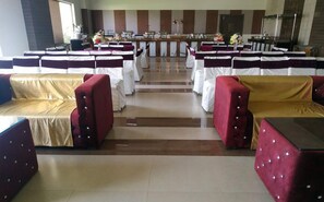 Lobby sitting area - Royal Palm Resort (Hisar)