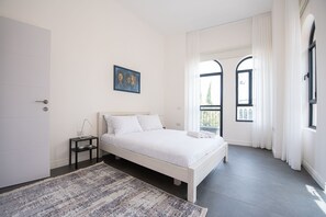 Leilighet, 2 soverom, balkong | Skrivebord, strykejern/-brett, wi-fi (inkludert) og sengetøy