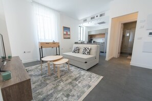 Studio – design | Oppholdsområde | En 42-tommers TV med kabel-kanaler