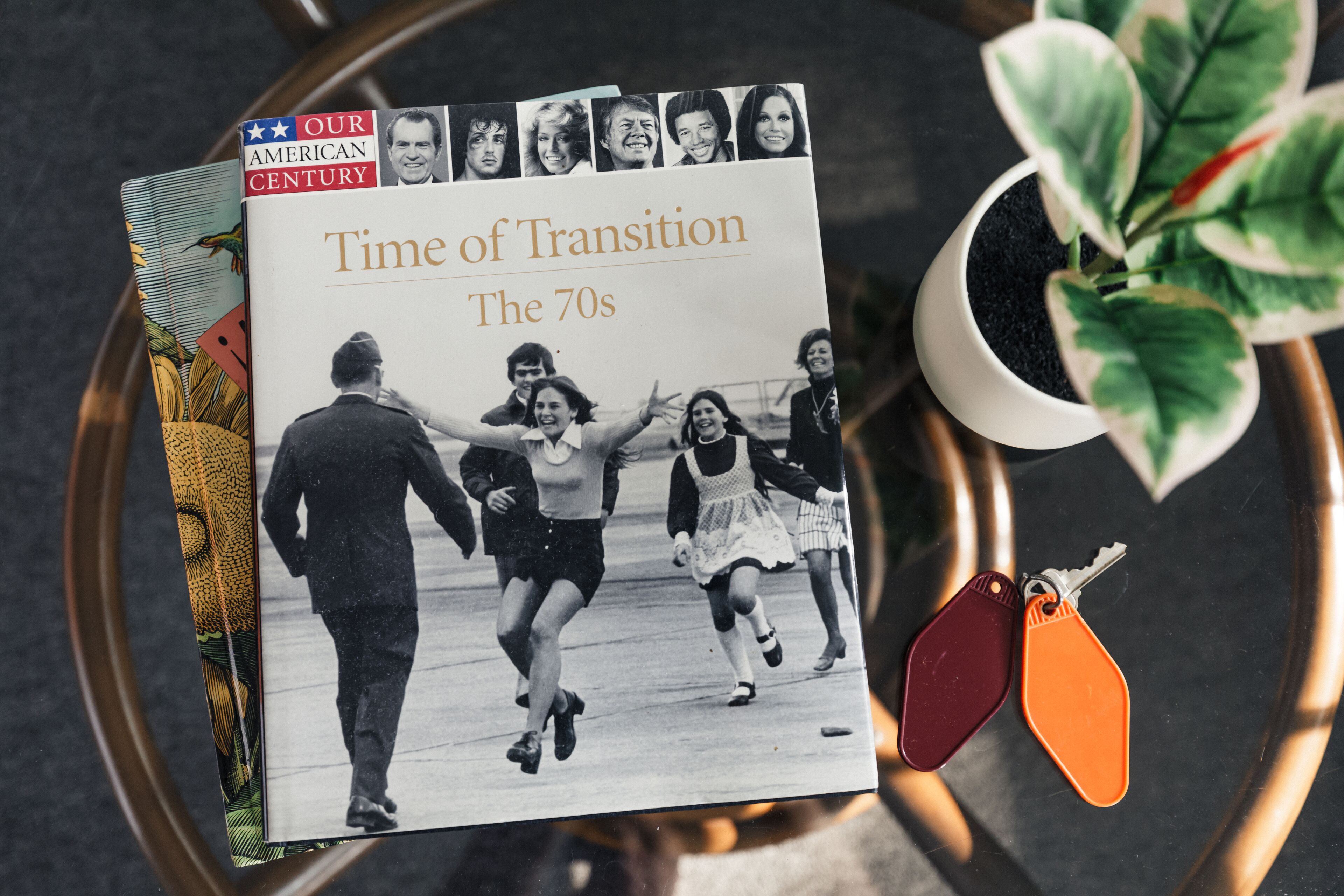 Un libro titulado "Tiempo de Transición: Los años 70" con una fotografía en blanco y negro en la portada.