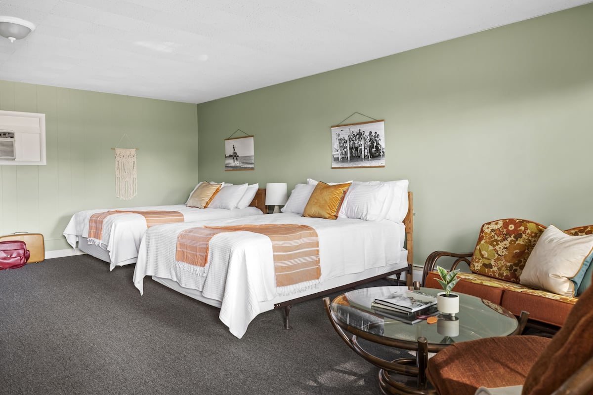 Suite monolocale familiare, 2 letti queen, angolo cottura, vista piscina | Wi-Fi gratuito, lenzuola