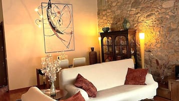 TV connectée, livres, chaîne hi-fi